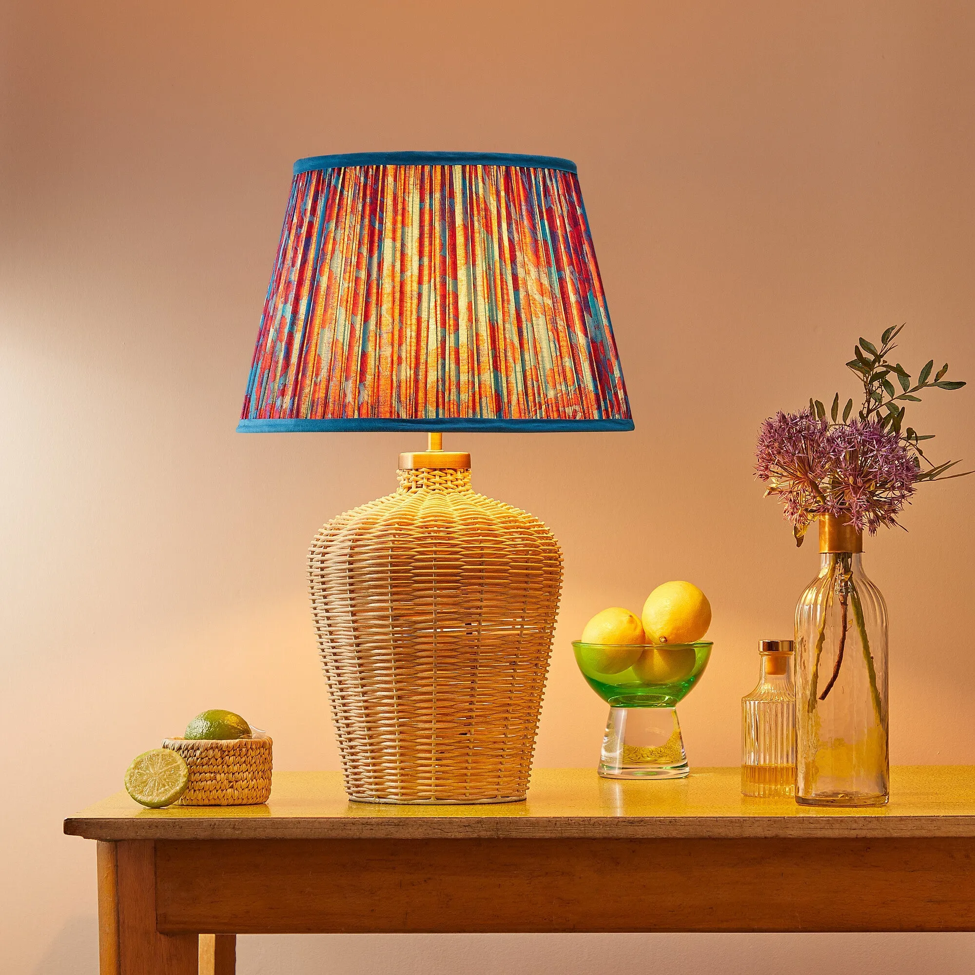 Regular Rattle table lamp in natural cane