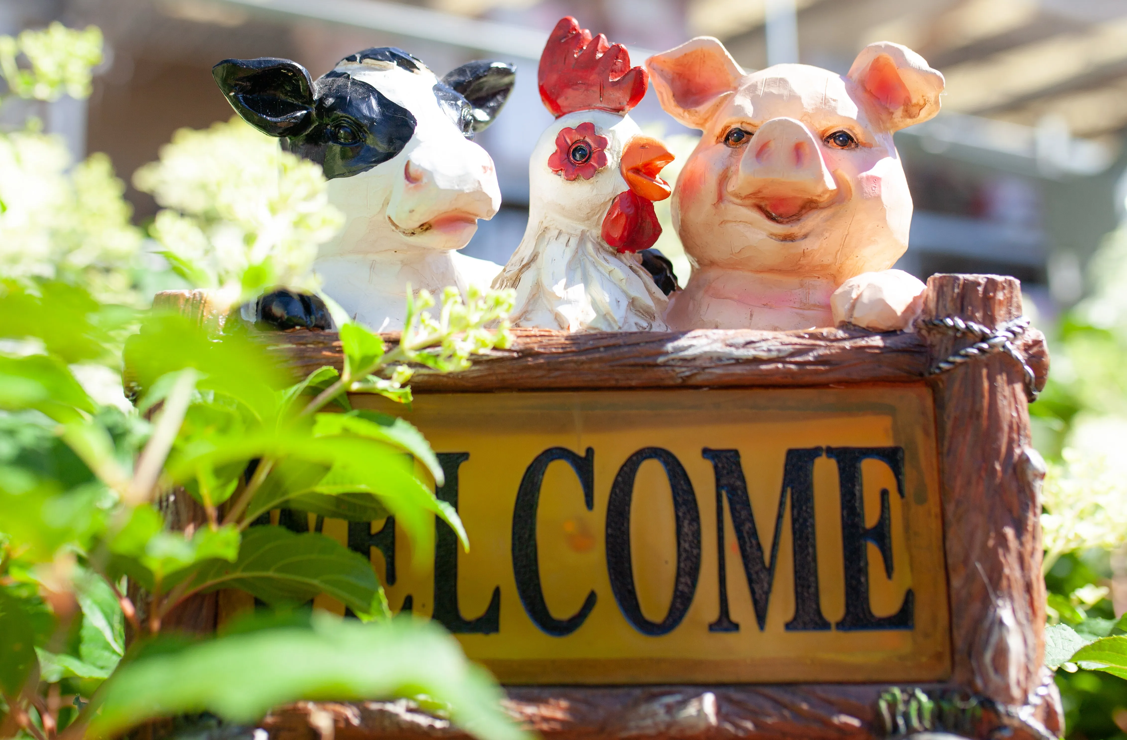 Solar Farm Animal Welcome Sign Garden Statue, 11 by 10 Inches