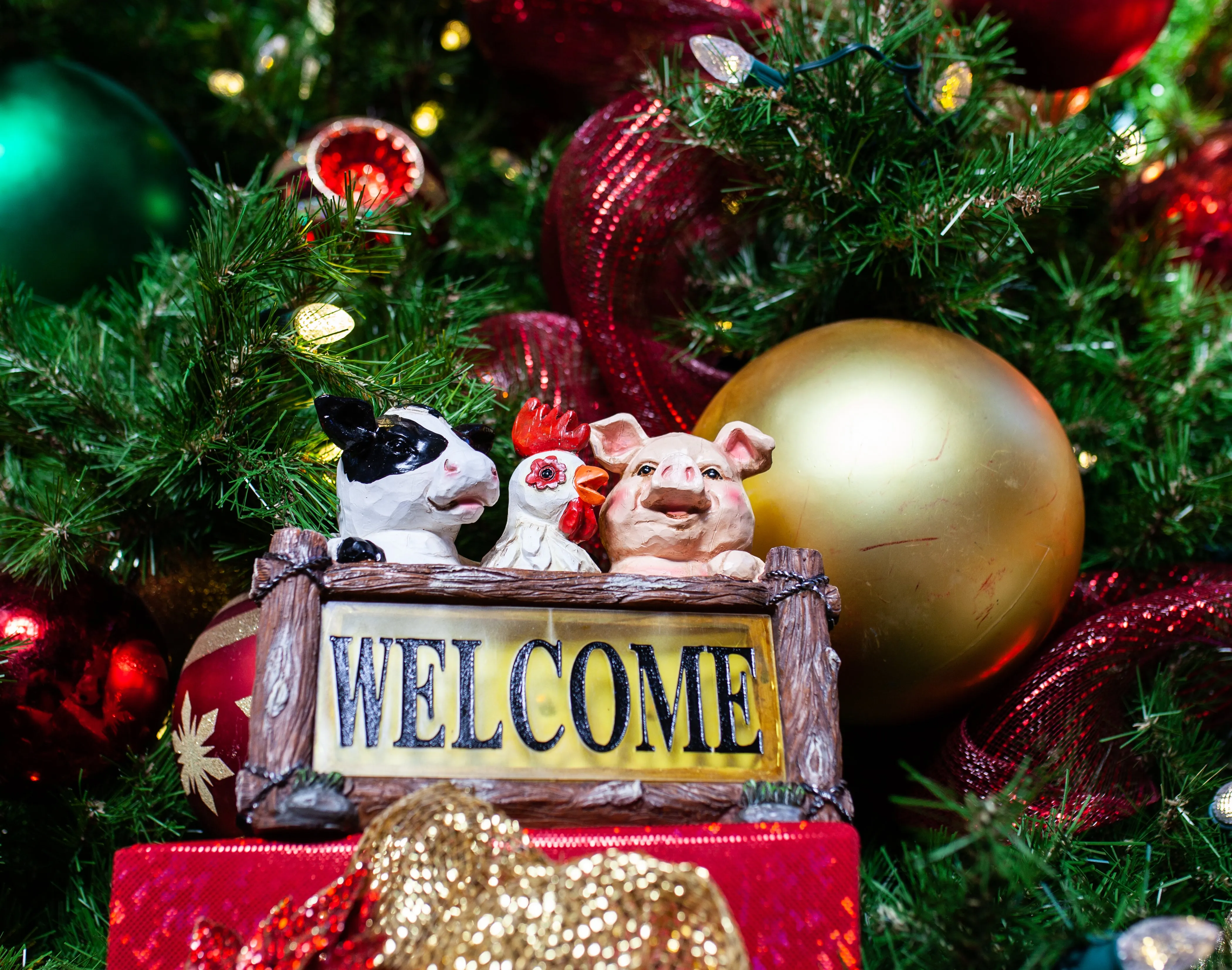 Solar Farm Animal Welcome Sign Garden Statue, 11 by 10 Inches